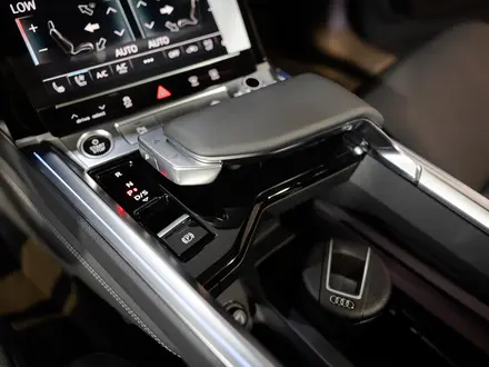 Audi Q8 e-tron 55 S line 2023 года за 38 140 000 тг. в Алматы – фото 37