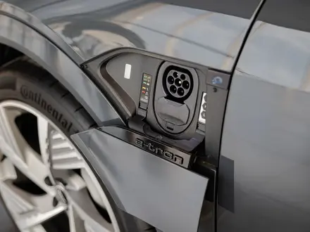 Audi Q8 e-tron 55 S line 2023 года за 38 140 000 тг. в Алматы – фото 11