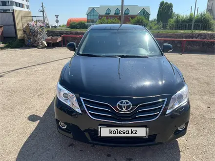 Toyota Camry 2011 года за 7 800 000 тг. в Актобе – фото 2