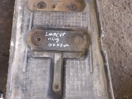 Пластик под аккумулятор подставка на Митсубиси Лансер универсал Lancer за 3 000 тг. в Алматы