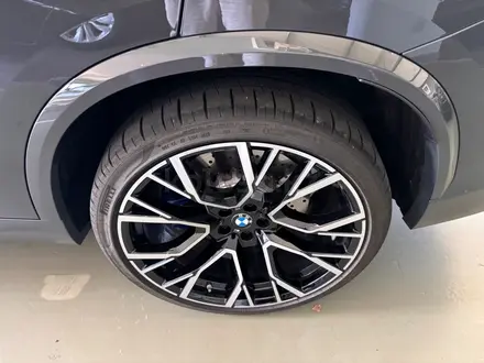 BMW X5 M 2023 года за 89 700 000 тг. в Алматы – фото 13