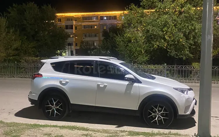 Toyota RAV4 2018 года за 14 300 000 тг. в Актобе