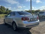 Volkswagen Jetta 2005 года за 2 500 000 тг. в Щучинск – фото 2
