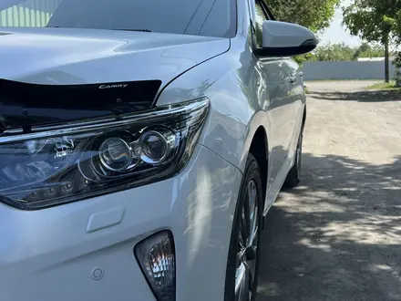 Toyota Camry 2018 года за 13 700 000 тг. в Семей – фото 2
