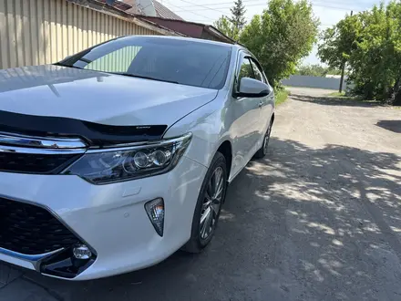 Toyota Camry 2018 года за 13 700 000 тг. в Семей – фото 3