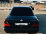 Mercedes-Benz C 180 1998 года за 3 400 000 тг. в Атырау – фото 2