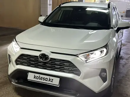 Toyota RAV4 2020 года за 19 000 000 тг. в Алматы