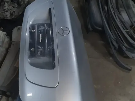 Крышка багажника на мерседес за 3 000 тг. в Алматы