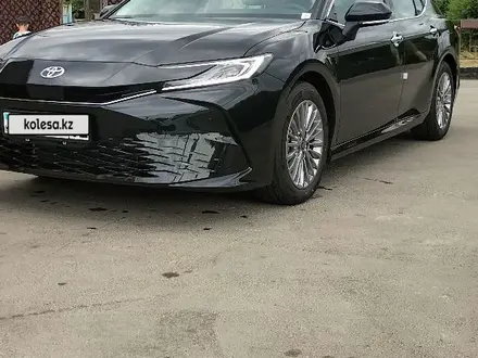 Toyota Camry 2024 года за 17 600 000 тг. в Алматы – фото 2