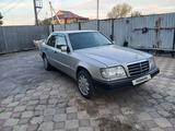 Mercedes-Benz E 200 1993 года за 1 100 000 тг. в Сатпаев – фото 2