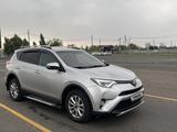 Toyota RAV4 2017 года за 10 900 000 тг. в Уральск
