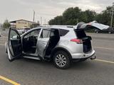 Toyota RAV4 2017 года за 10 900 000 тг. в Уральск – фото 4