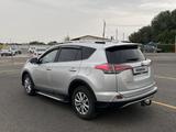 Toyota RAV4 2017 года за 10 900 000 тг. в Уральск – фото 5
