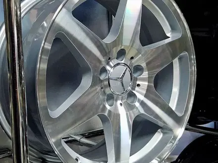 Литые диски Mercedes-Benz R17 5 112 8j et 35 cv 66.6 Silver за 240 000 тг. в Караганда – фото 2