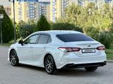 Toyota Camry 2022 года за 17 100 000 тг. в Шымкент – фото 2