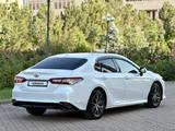 Toyota Camry 2022 года за 17 100 000 тг. в Шымкент – фото 4