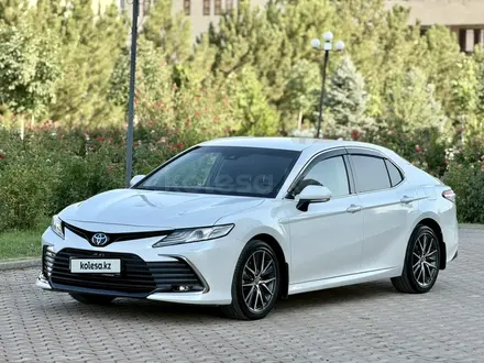 Toyota Camry 2022 года за 17 100 000 тг. в Шымкент