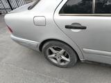 Mercedes-Benz E 230 1997 года за 1 800 000 тг. в Тараз – фото 2