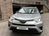 Toyota RAV4 2018 года за 11 000 000 тг. в Алматы