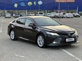 Toyota Camry 2018 года за 13 700 000 тг. в Актобе – фото 3