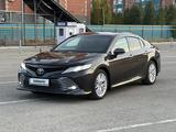 Toyota Camry 2018 года за 13 700 000 тг. в Актобе – фото 4