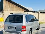 Kia Carnival 2005 года за 1 900 000 тг. в Шымкент – фото 2