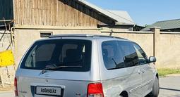Kia Carnival 2005 года за 1 900 000 тг. в Шымкент – фото 2