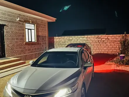 Toyota Camry 2019 года за 14 000 000 тг. в Атырау – фото 2