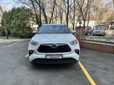 Toyota Highlander 2023 года за 25 350 000 тг. в Алматы – фото 3