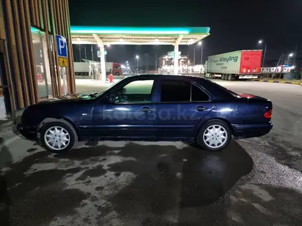Mercedes-Benz E 280 1999 года за 2 000 000 тг. в Шымкент – фото 2