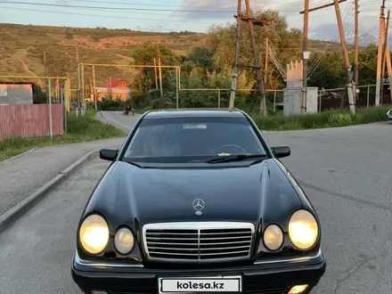 Mercedes-Benz E 320 1998 года за 3 150 000 тг. в Алматы