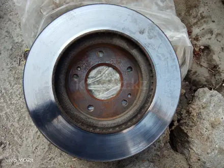 Тормозной диск и летний покрышка 1штук за 8 000 тг. в Актобе – фото 2