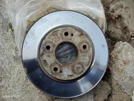 Тормозной диск и летний покрышка 1штук за 8 000 тг. в Актобе
