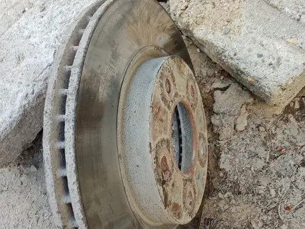 Тормозной диск и летний покрышка 1штук за 8 000 тг. в Актобе – фото 3