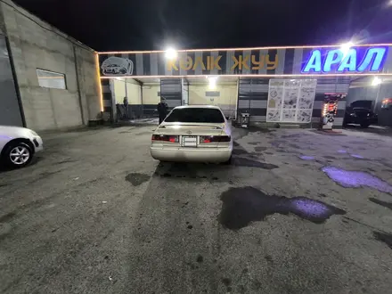 Toyota Camry 2001 года за 3 000 000 тг. в Тараз – фото 2