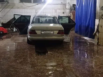 Mercedes-Benz E 200 1993 года за 1 100 000 тг. в Павлодар – фото 5