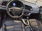 Hyundai Elantra 2018 годаfor7 800 000 тг. в Атырау – фото 4