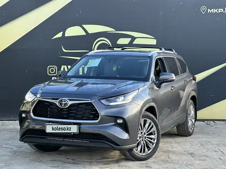 Toyota Highlander 2022 года за 25 850 000 тг. в Атырау