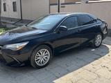 Toyota Camry 2016 года за 8 600 000 тг. в Жанаозен – фото 2