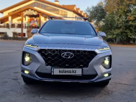 Hyundai Santa Fe 2018 года за 12 900 000 тг. в Астана