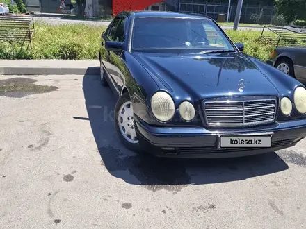 Mercedes-Benz E 230 1997 года за 2 700 000 тг. в Алматы – фото 2