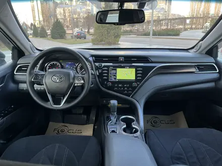 Toyota Camry 2019 года за 16 000 000 тг. в Алматы – фото 18
