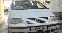 Volkswagen Sharan 2001 года за 2 000 000 тг. в Айтеке би
