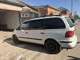 Volkswagen Sharan 2001 года за 2 000 000 тг. в Айтеке би – фото 4