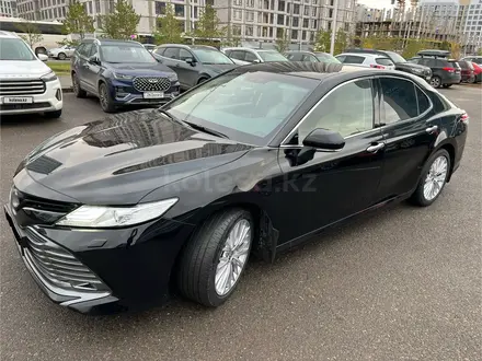 Toyota Camry 2019 года за 15 900 000 тг. в Астана – фото 3