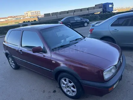 Volkswagen Golf 1996 года за 1 500 000 тг. в Астана – фото 3