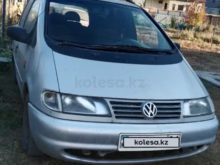 Volkswagen Sharan 1996 года за 1 300 000 тг. в Актобе – фото 3