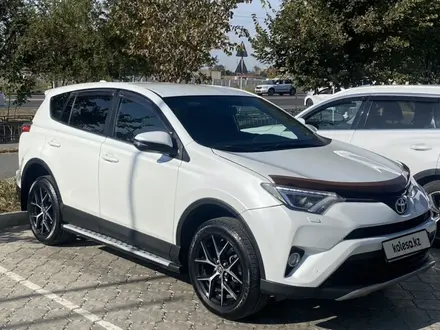 Toyota RAV4 2019 года за 14 000 000 тг. в Атырау