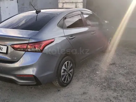 Hyundai Accent 2019 года за 7 200 000 тг. в Актобе – фото 2