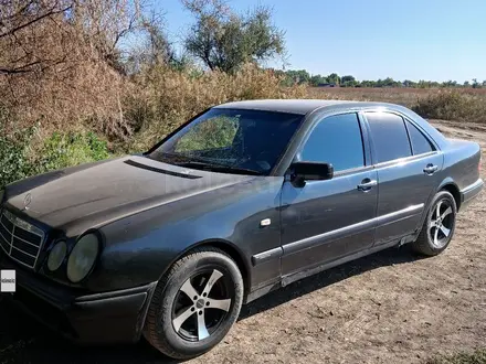 Mercedes-Benz E 230 1998 года за 3 500 000 тг. в Актобе – фото 4